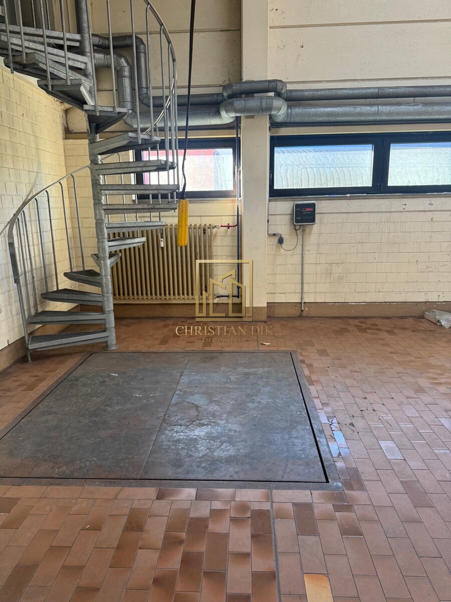 Waage & Wendeltreppe zum Büro