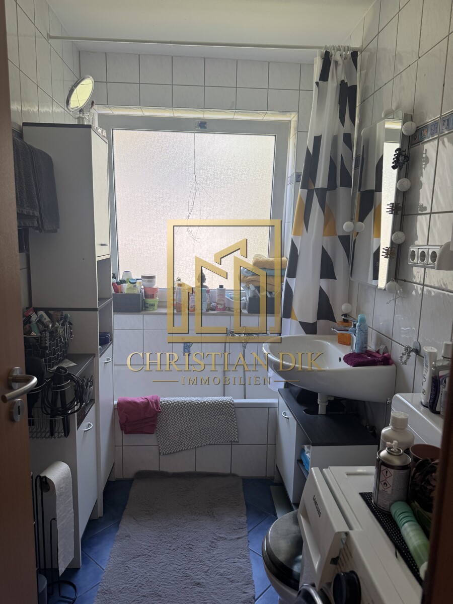 Tageslichtbad mit Wanne