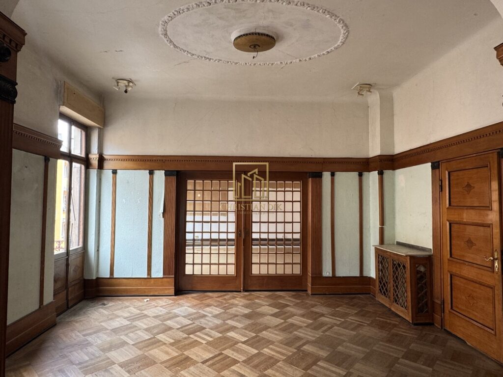 großzügiges Wohnzimmer