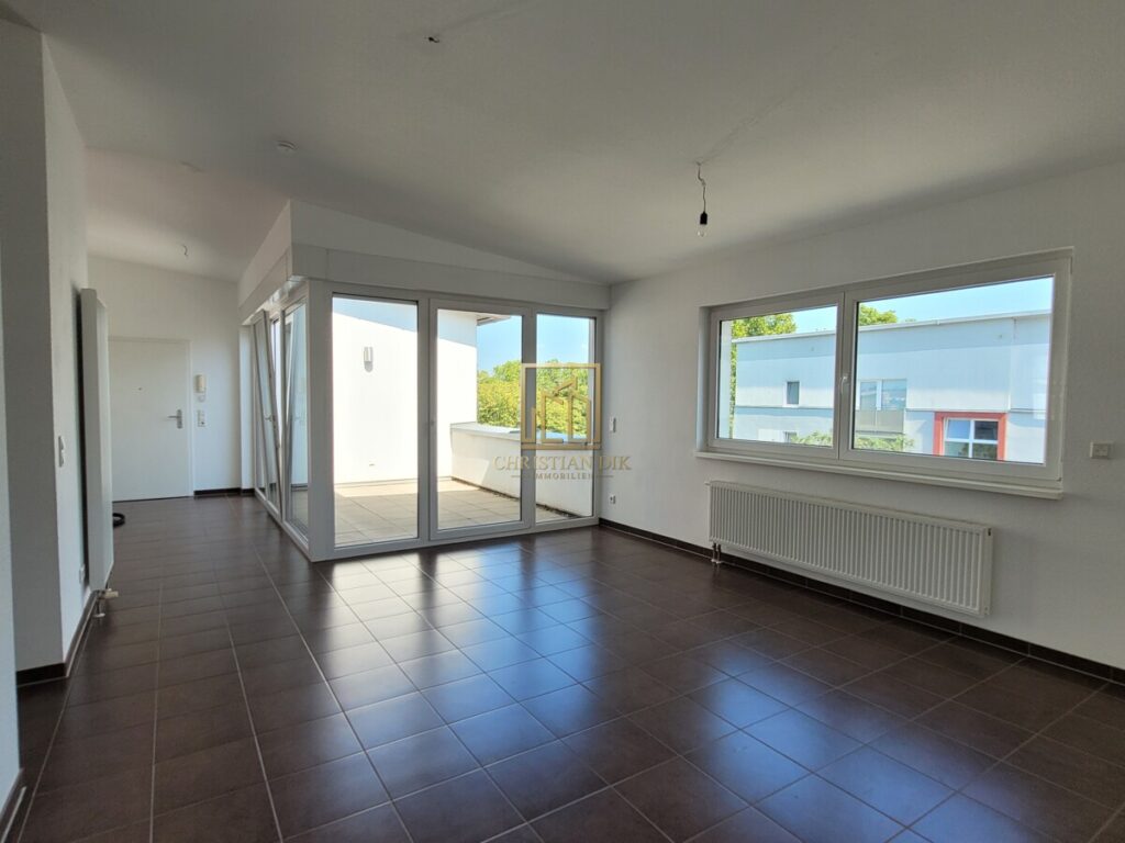 Wohnbereich mit Blick auf die Loggia