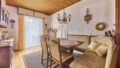 Essszimmer mit Zugang zum Innenhof